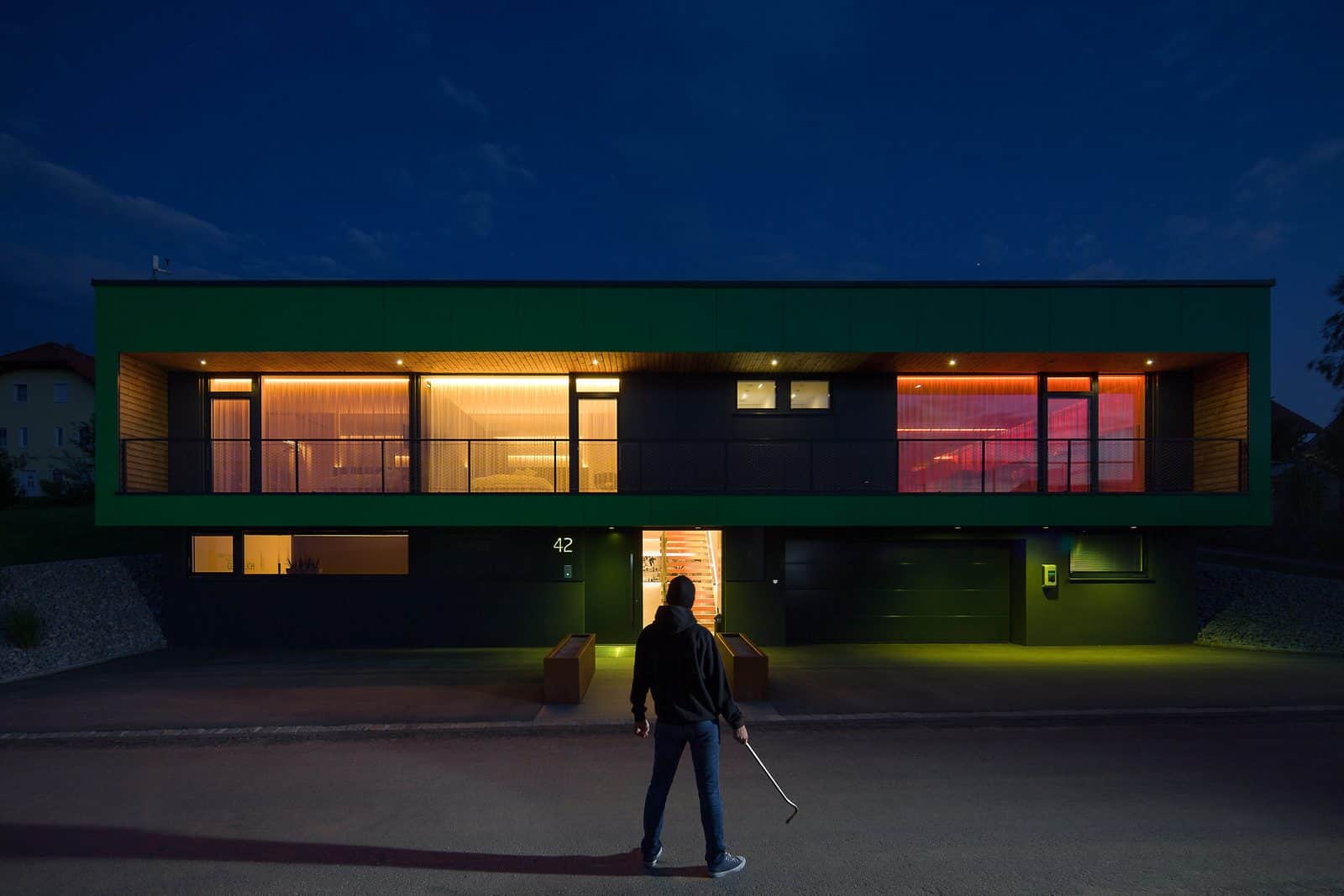Gebouw in de avond met beveiligingsverlichting.