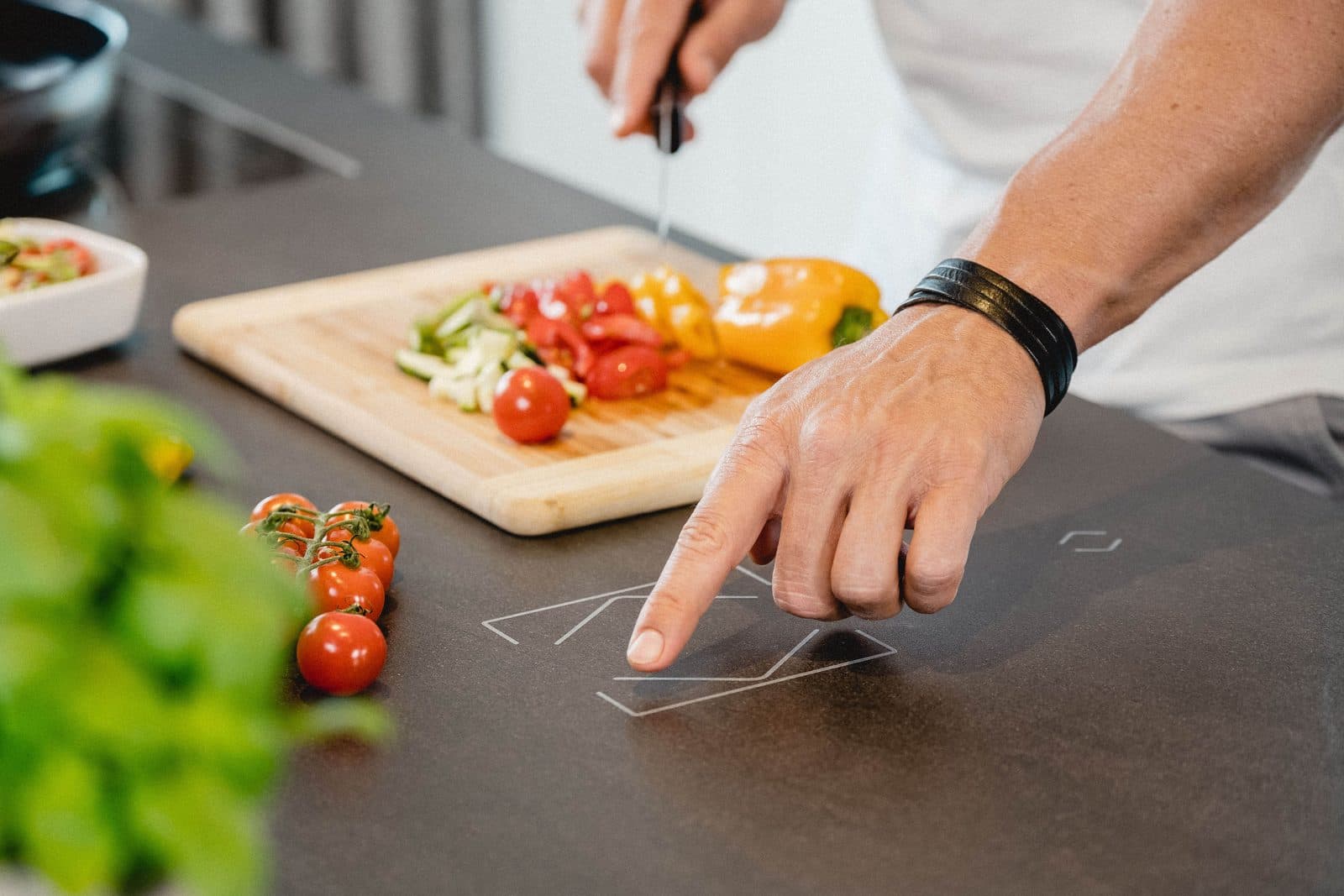 Bediening op het aanrecht in een keuken.