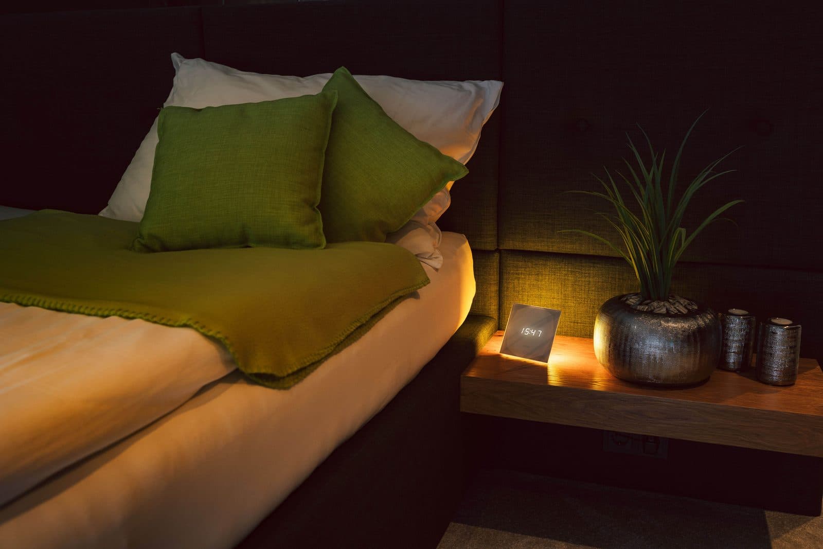 Slaapkamer met gedimde nachtverlichting.