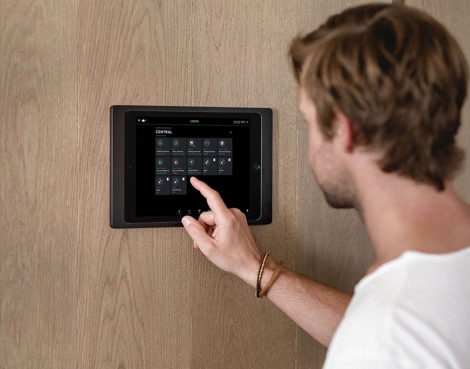 Wandtablet voor de gebouwbediening in een kantoor.