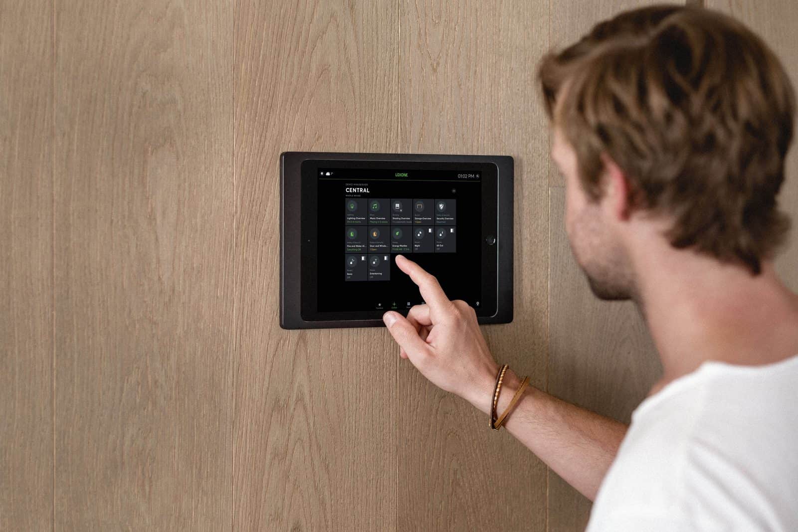 Bediening van het klimaat via een wandtablet.