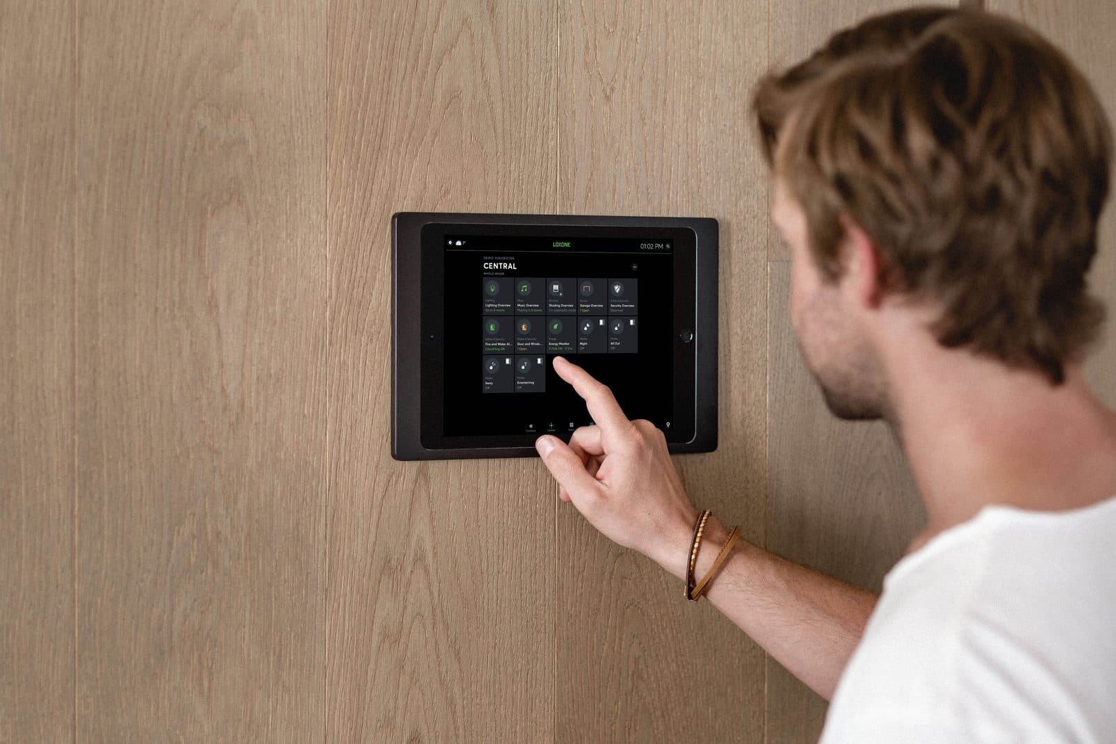 Bediening van het klimaat via een wandtablet.