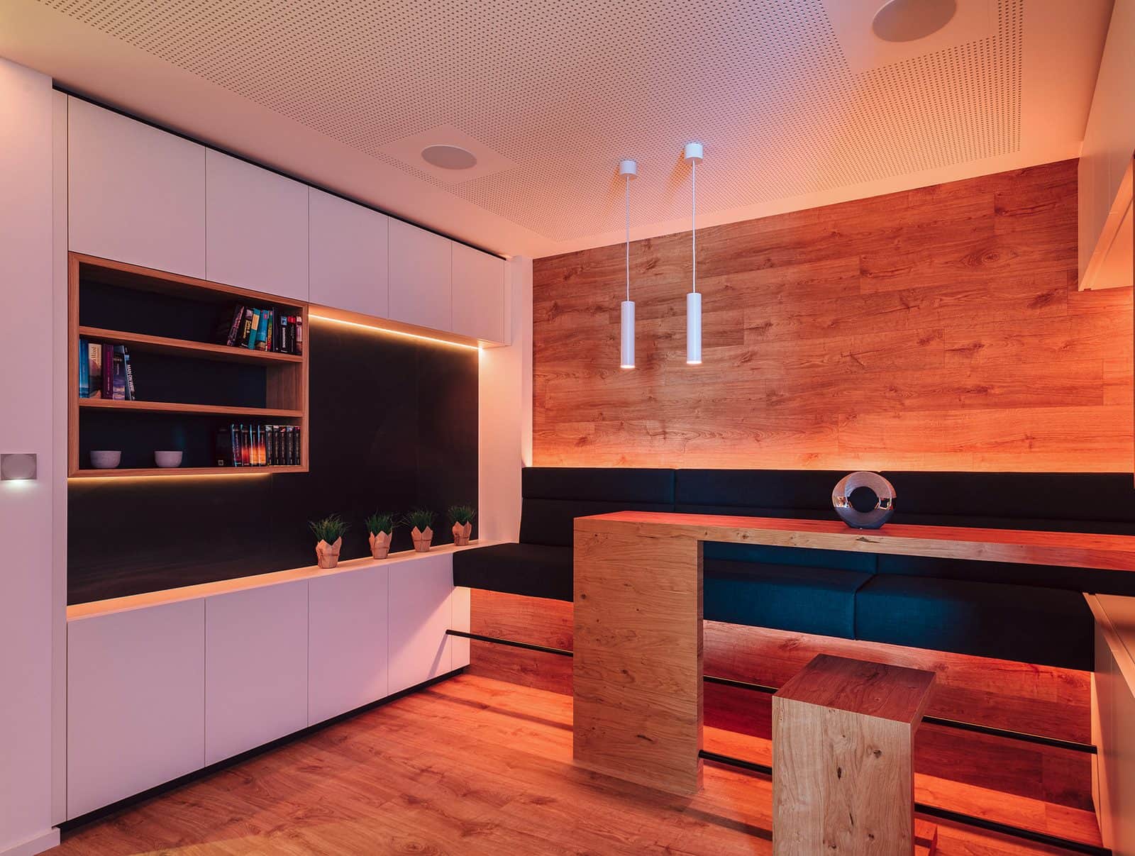 Interieur met sfeerverlichting per zone.