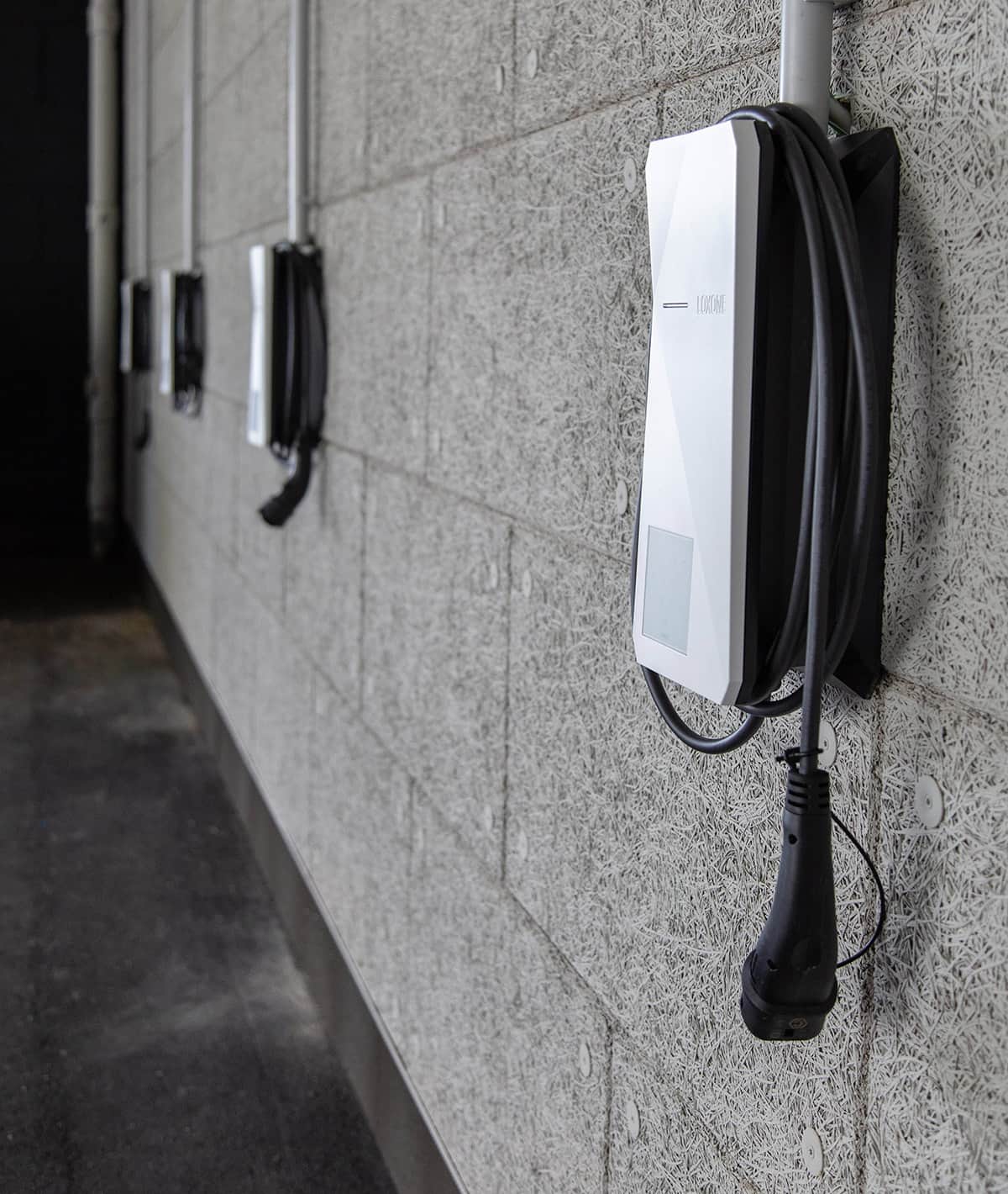 Rij laadpunten aan de wand van een parkeergarage