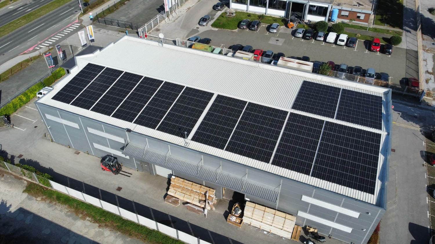 Pand met zonnepanelen op het dak.