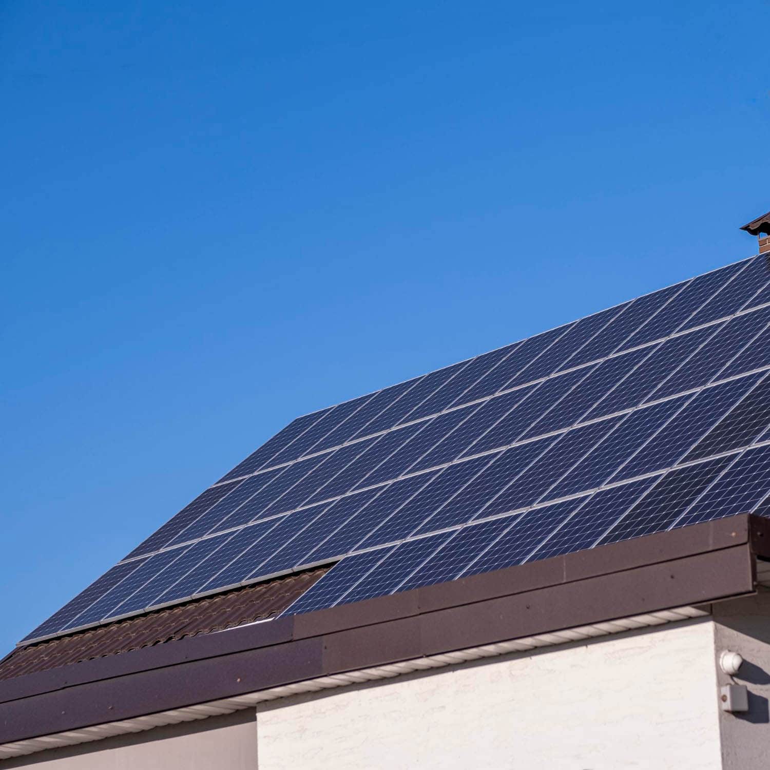 Zonnepanelen op een hellend dak