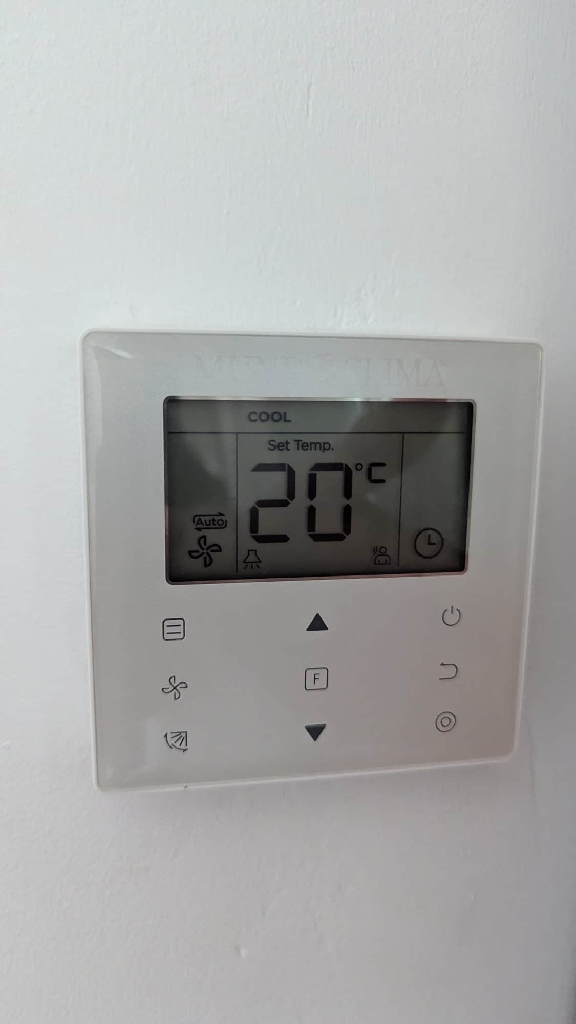 Wandbediening van de airco in koelstand op 20 graden.