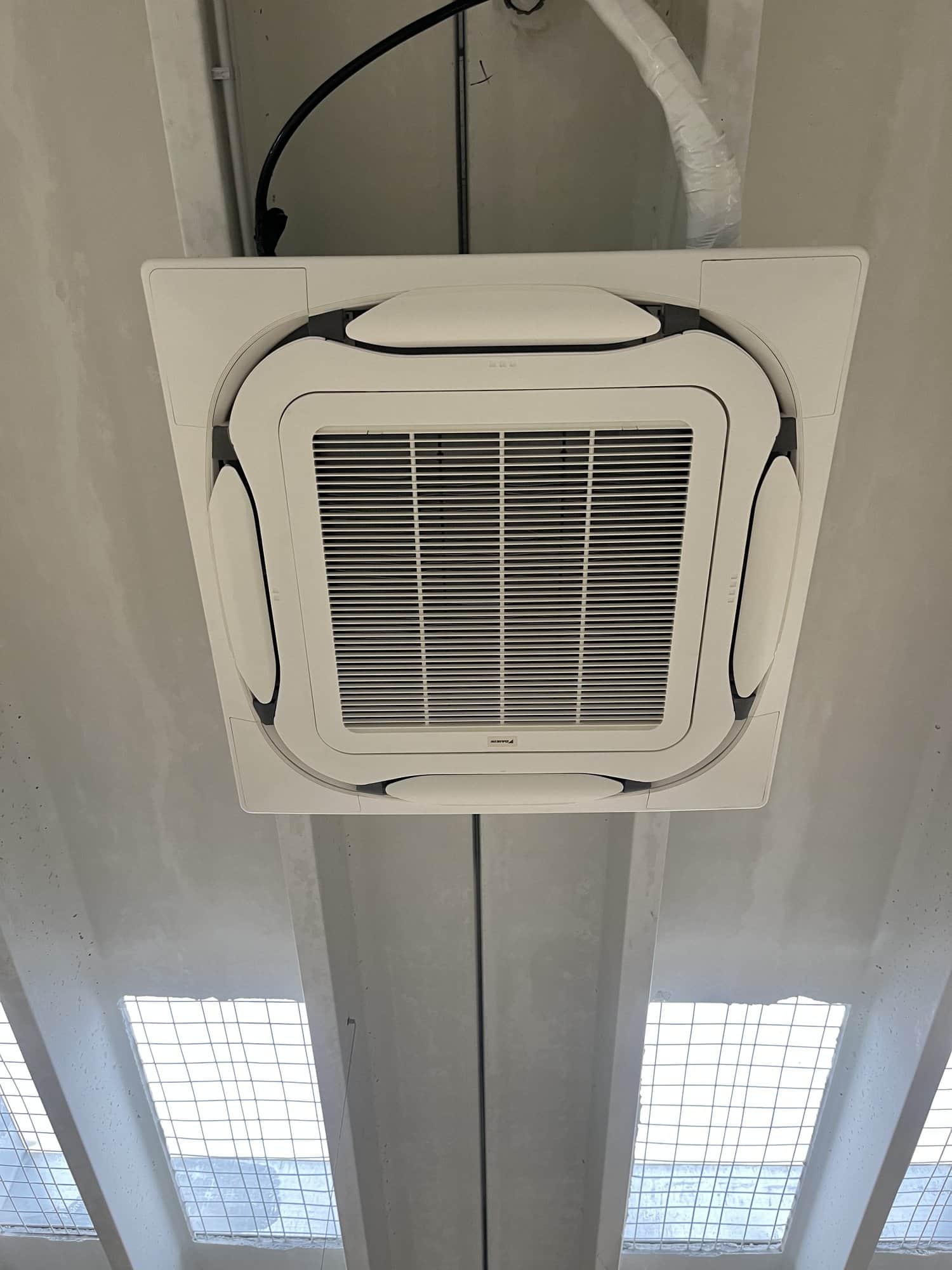 Plafondcassette van de airco in een bedrijfsruimte.