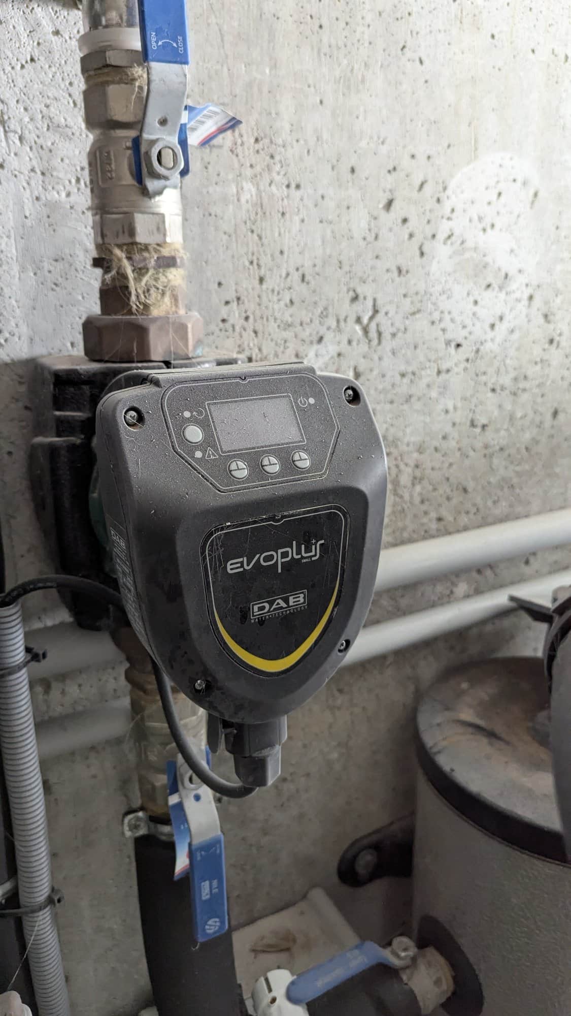 Elektronisch geregelde circulatiepomp in het cv-leidingwerk.