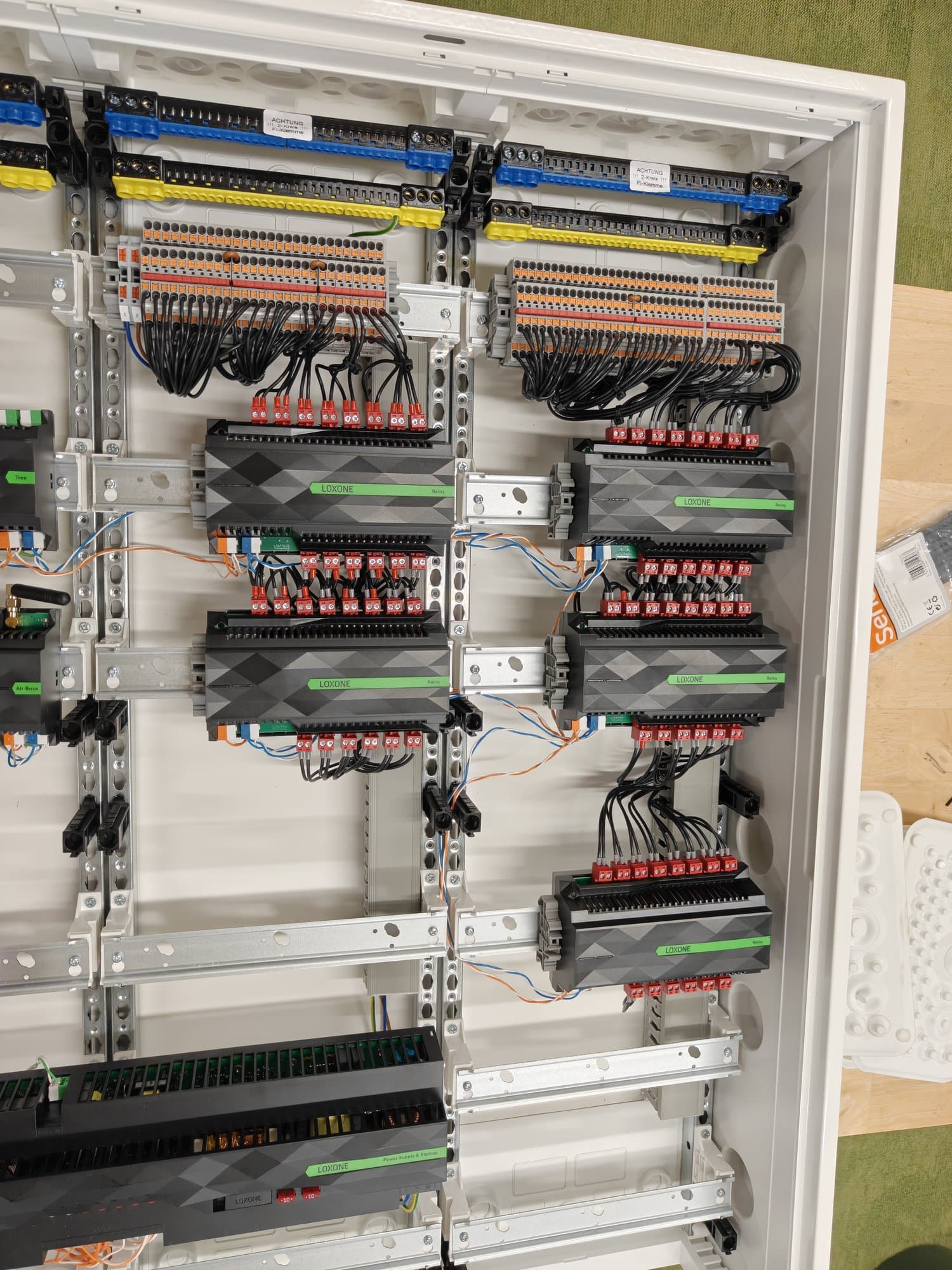 Verdeelkast in opbouw met Loxone-modules en klemmenrijen.
