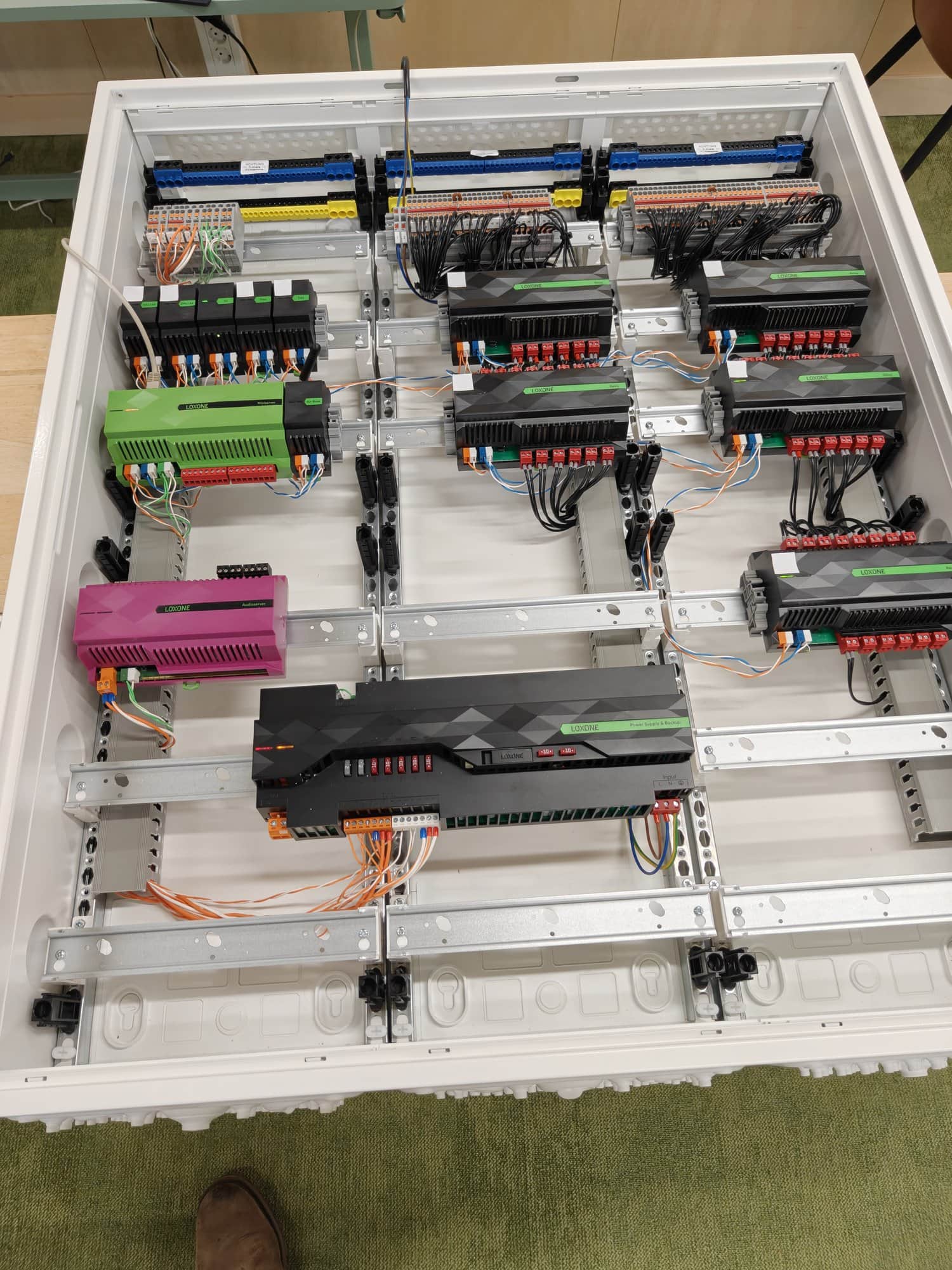 Bedrading van de Loxone-modules in de verdeelkast.