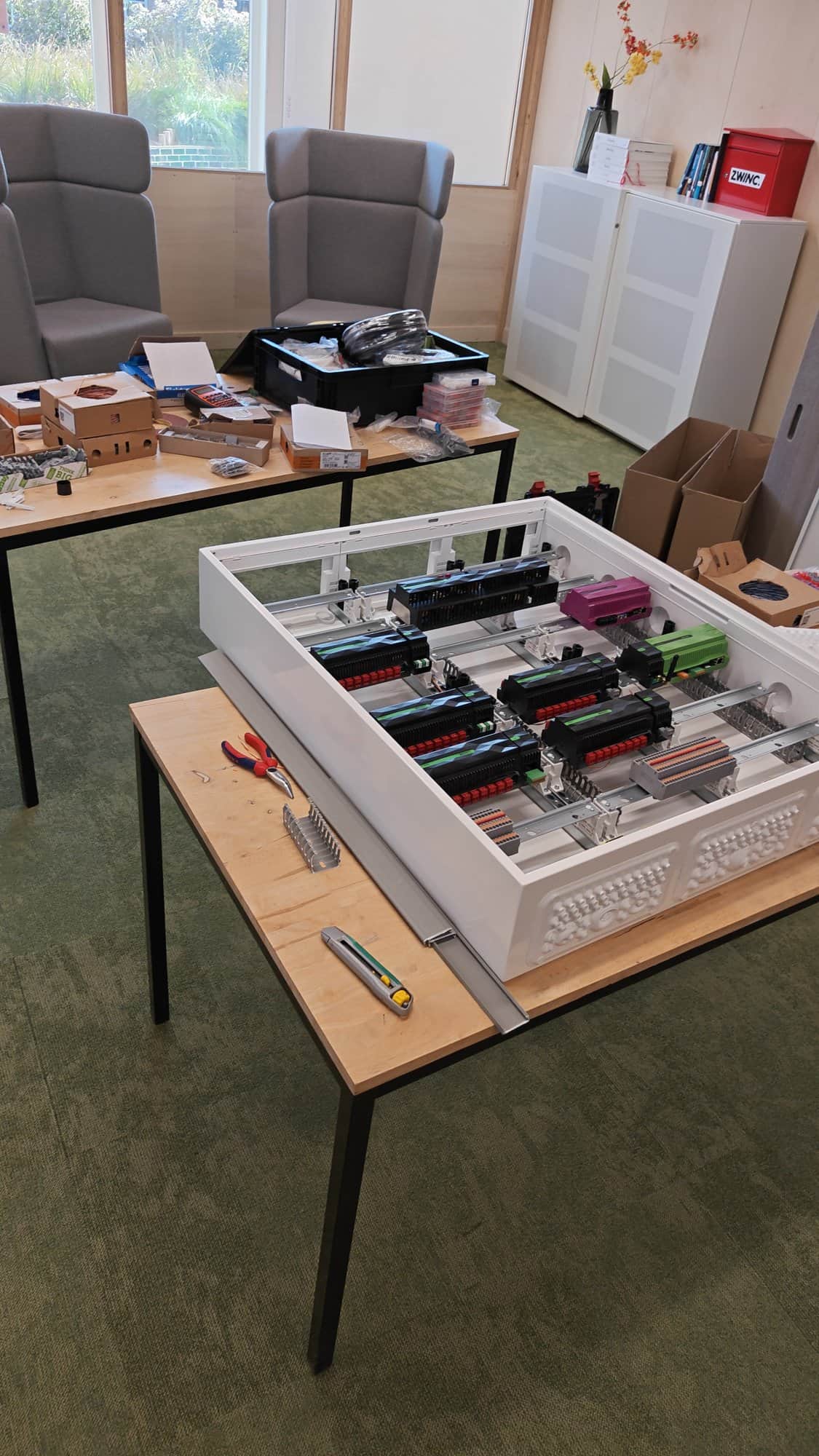 Opbouw van de verdeelkast op de werktafel.