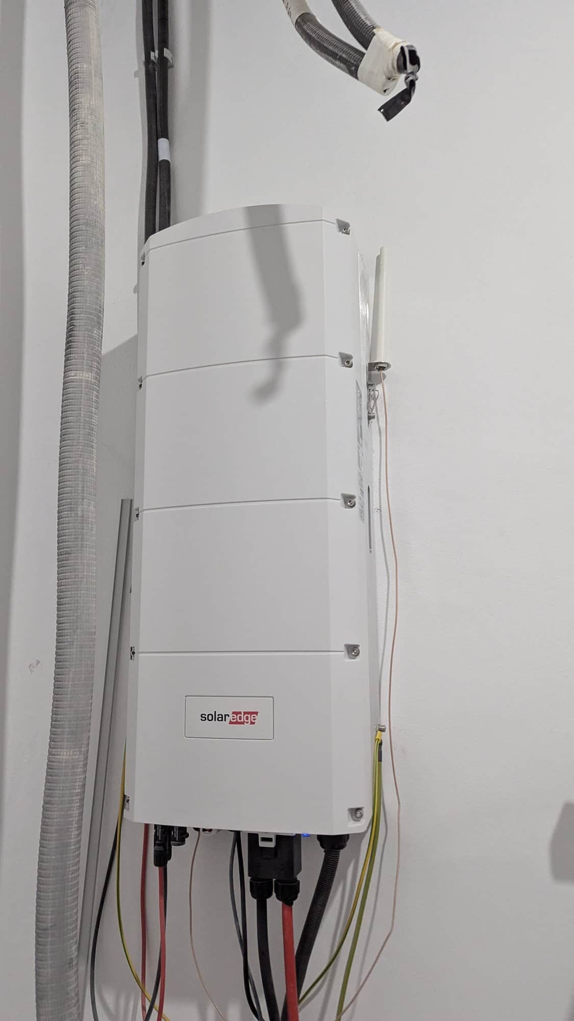 Hybride omvormer met aangesloten DC- en AC-bekabeling.