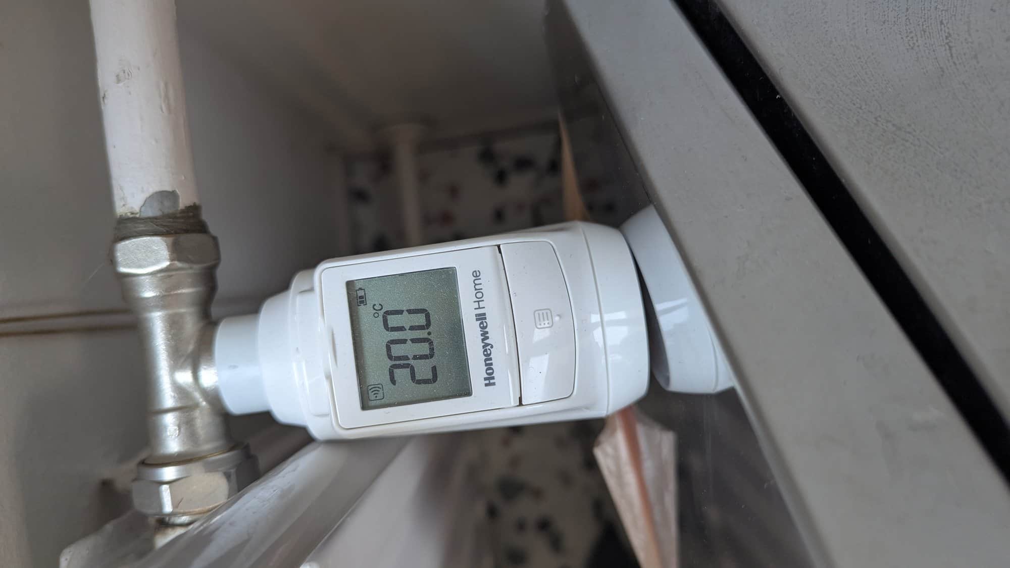 Slimme radiatorthermostaat ingesteld op 20 graden.