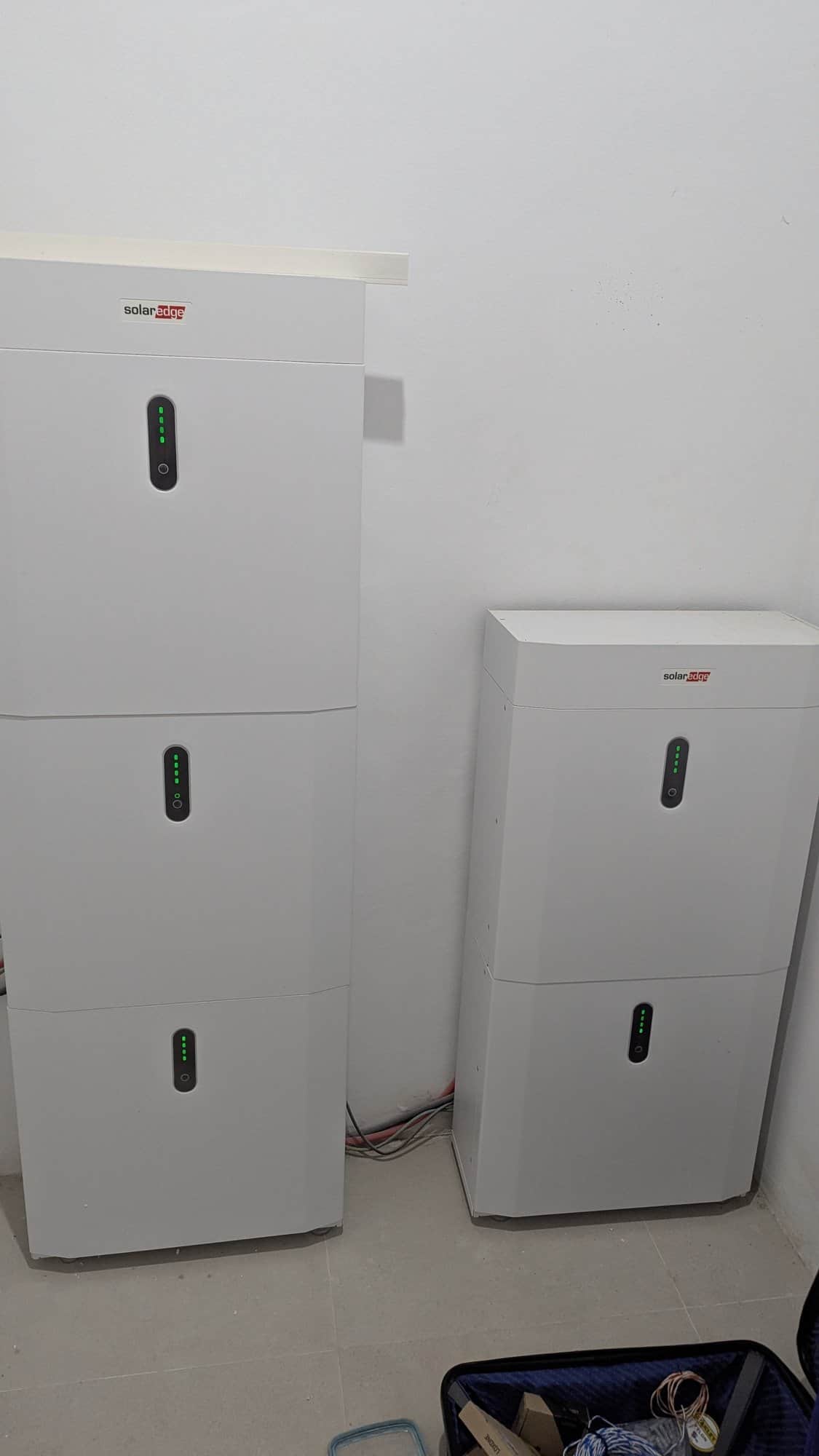 Twee batterijstacks van het opslagsysteem in de technische ruimte.