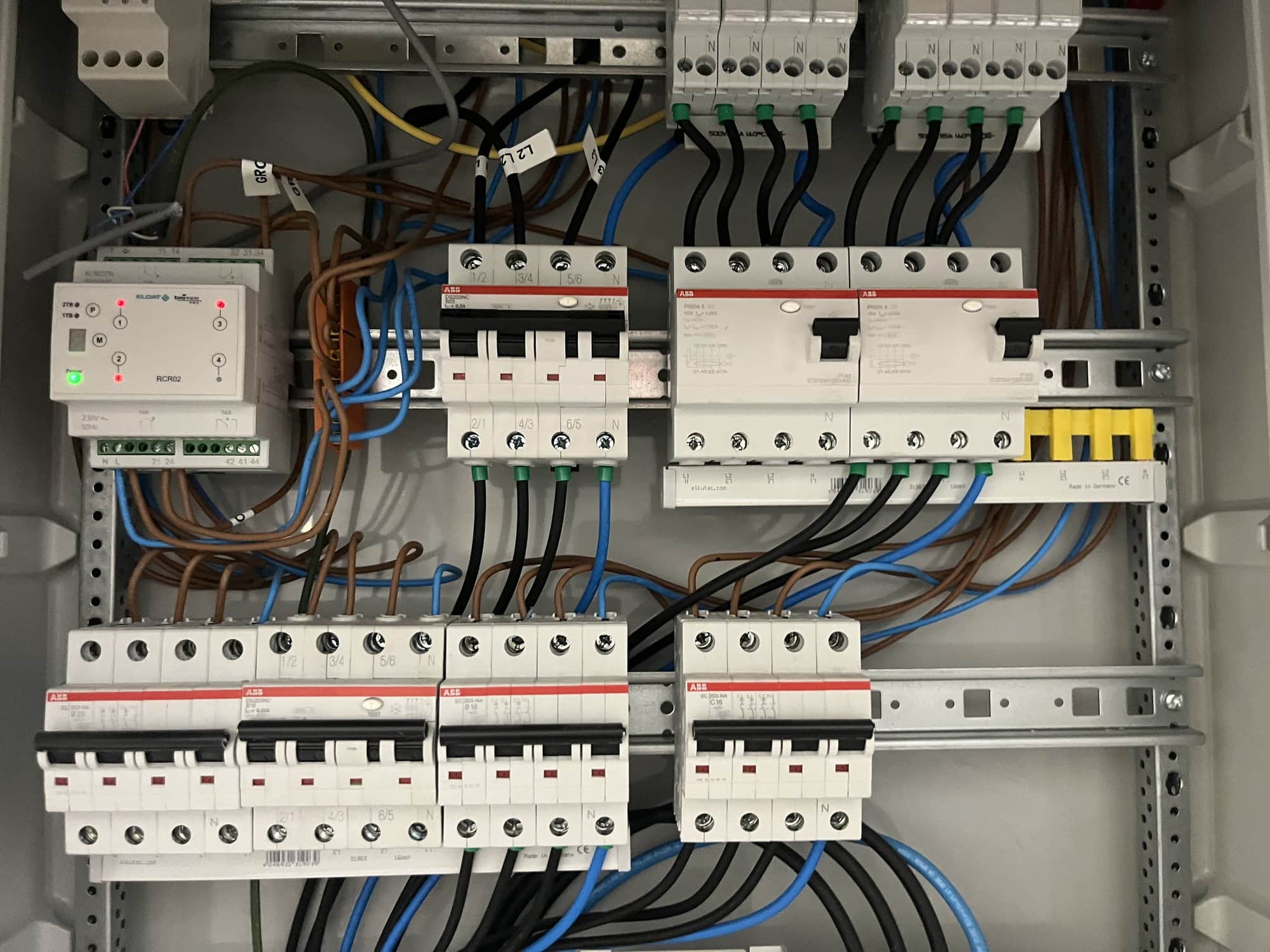 Detail van een verdeelkast met installatieautomaten en aardlekschakelaars.
