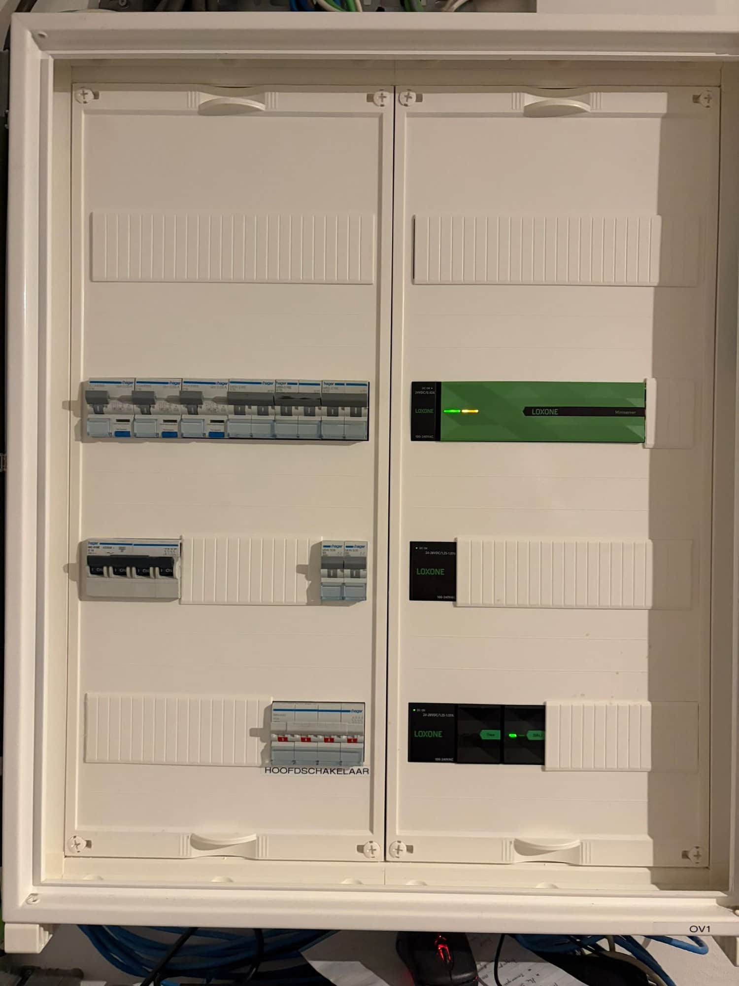 Verdeelkast met Miniserver en extensions naast de groepenverdeling.