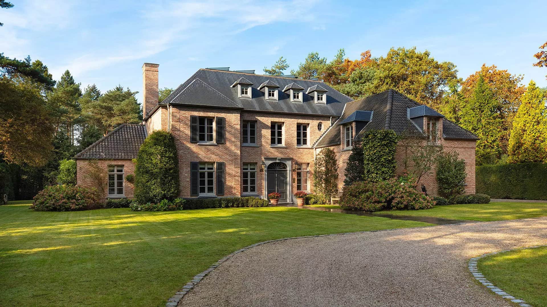 Gevel van de villa met de oprijlaan.