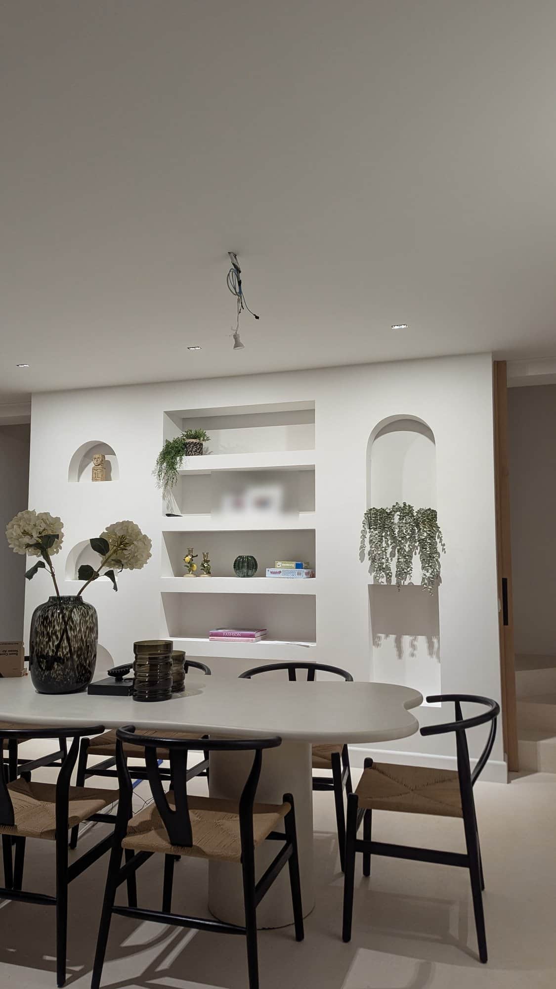Eetkamer van de villa tijdens de werkzaamheden, met de bekabeling voor de verlichting nog zichtbaar.