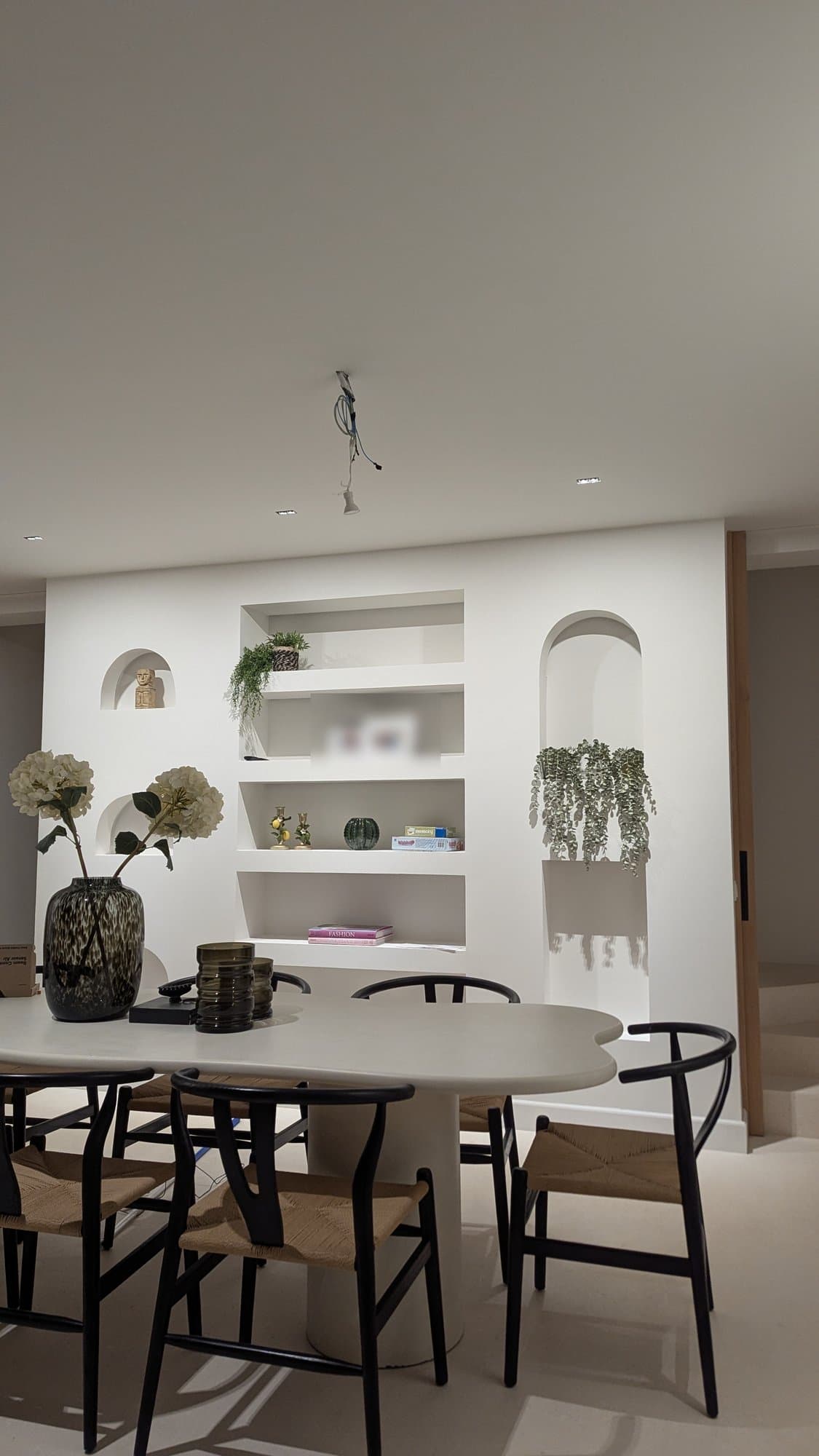 Eetkamer van de villa tijdens de werkzaamheden, met de bekabeling voor de verlichting nog zichtbaar.