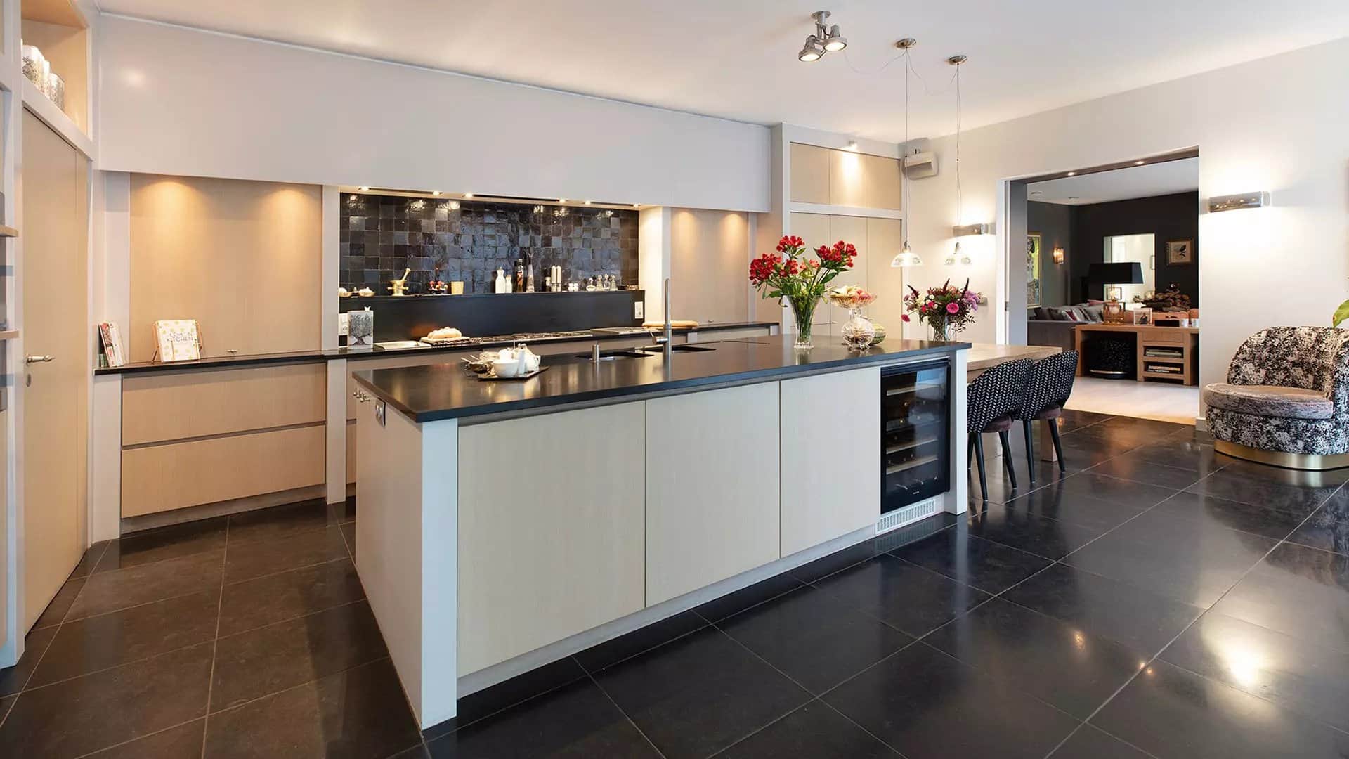Keuken van de villa met kookeiland.