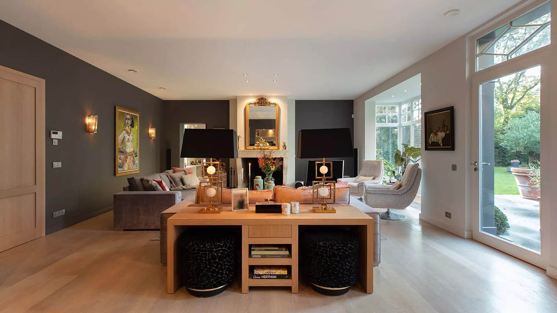 Woonkamer van de villa met openslaande deuren naar de tuin.