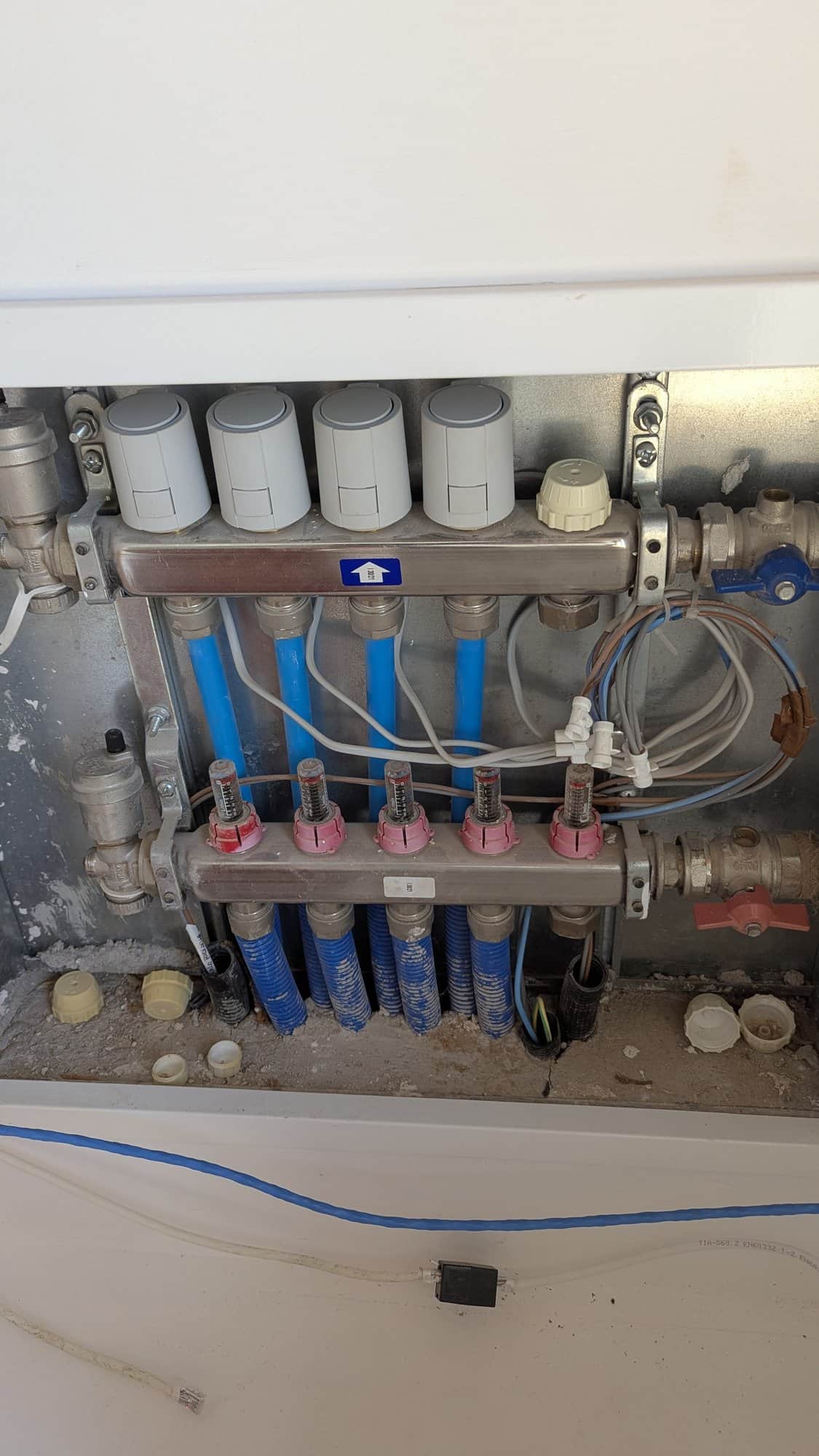 Vloerverwarmingsverdeler met elektrothermische ventielaandrijvingen per groep.