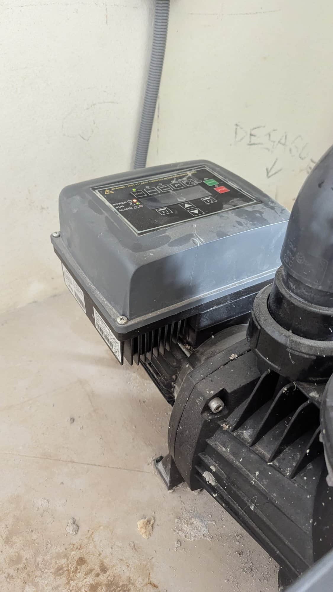Toerengeregelde zwembadpomp met frequentieomvormer in de technische ruimte.
