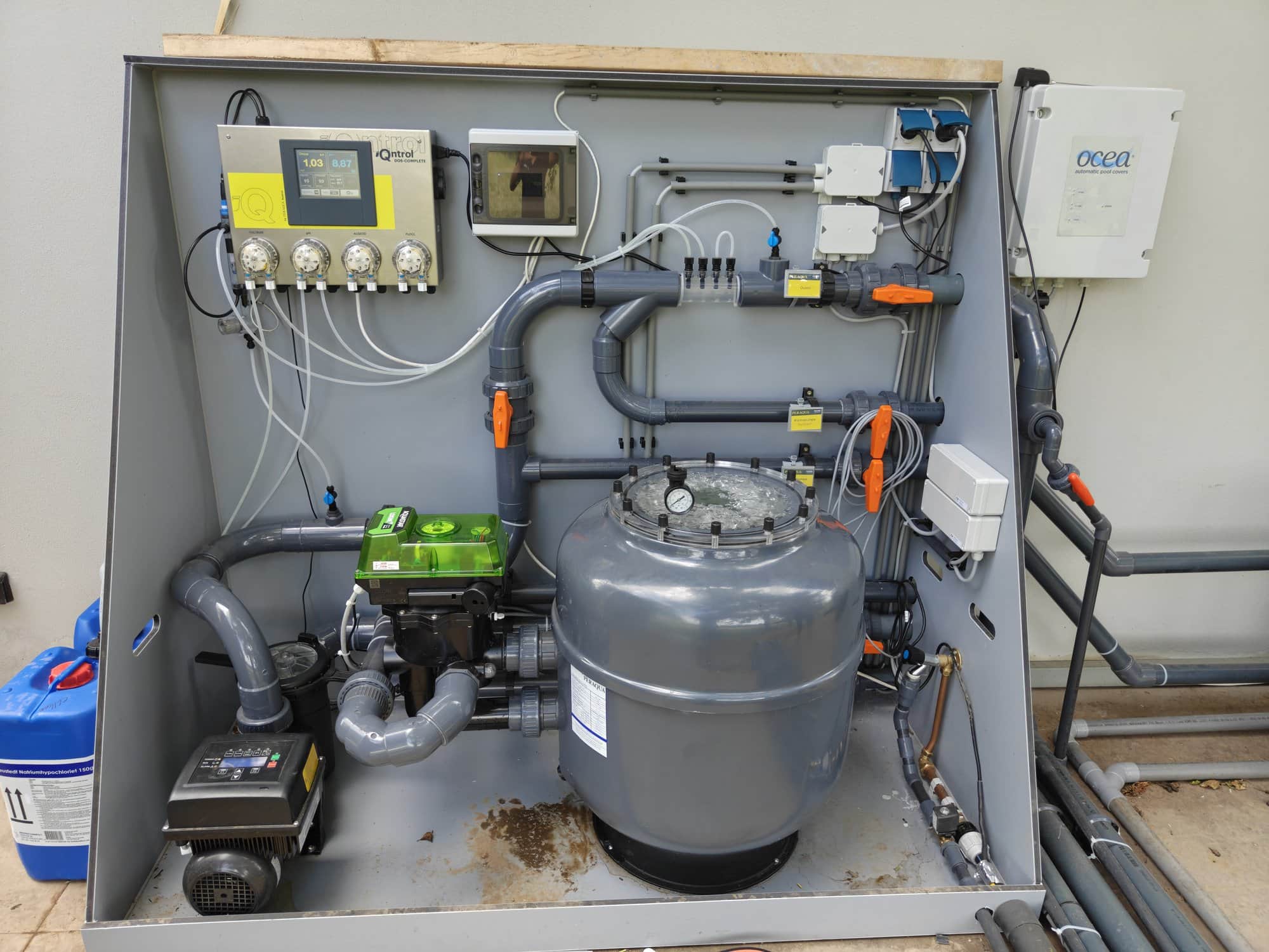 Zwembadkast met filter, pomp en doseerapparatuur op locatie.